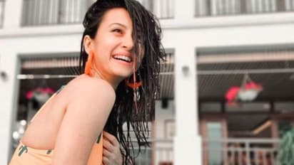 একান্তে কাকে খুঁজছেন মনামী, প্রকাশ পেল অভিনেত্রীর মিষ্টি হাসিতে