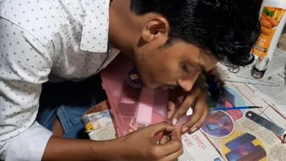 ক্ষুদ্রতম জাতীয় পতাকা এঁকে নজির, রেকর্ড বুকে নাম উঠল রায়গঞ্জের কিশোরের