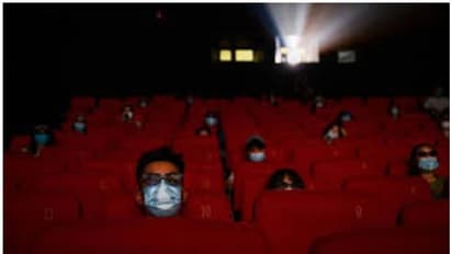 സംസ്ഥാനത്തെ തീയേറ്ററുകൾ ഉടൻ തുറക്കില്ല: തീരുമാനം മുഖ്യമന്ത്രി വിളിച്ച യോഗത്തിൽ