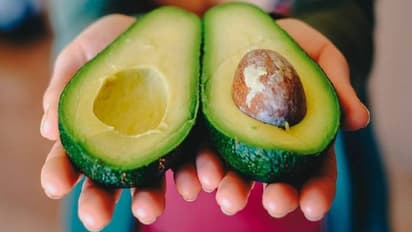 ചുളിവുകൾ മാറ്റാനും ചര്മ്മം തിളങ്ങാനും അവക്കാഡോ കൊണ്ടുള്ള ഫേസ് പാക്കുകൾ പരീക്ഷിക്കാം...