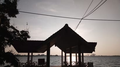 నగ్నంగా ప్రకృతి ఒడిలో మోడల్.. ఎక్కడుందో కనిపెట్టడండి చూద్దాం..