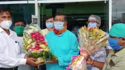 করোনা জয়ী তৃণমূলের বিধায়ক, রিপোর্ট নেগেটিভ নিয়ে বাড়ি ফিরলেন মন্ত্রী