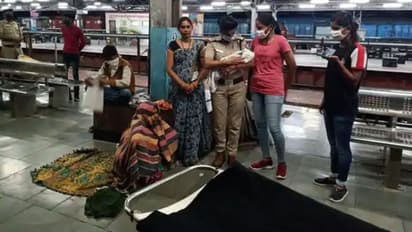 గర్బిణికి డెలివరీ చేసిన మహిళా ఎస్ఐ... ఫోన్ మాట్లాడుతూ..