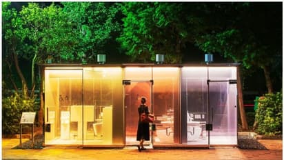 എല്ലാവർക്കും അകം കാണാവുന്ന രീതിയിൽ ഗ്ലാസ്സ് ടോയ്ലെറ്റുകളുമായി ടോക്കിയോ...