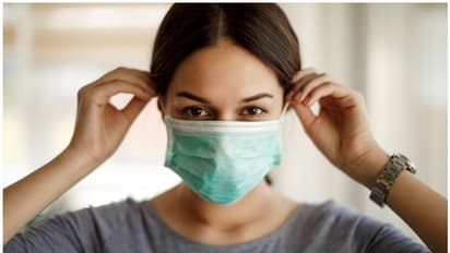 കാറിൽ തനിച്ച് യാത്ര ചെയ്യുമ്പോൾ മാസ്ക് നിർബന്ധമാണോ? ആരോഗ്യമന്ത്രാലയം പറയുന്നതിങ്ങനെ...