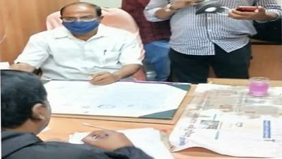 రెడ్ హ్యండెడ్ గా పట్టుబడ్డ మరో రెవెన్యూ అధికారి...రంగారెడ్డి కలెక్టరేట్ లో ఏసిబి సోదాలు