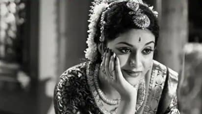 அப்போ கீர்த்தி சுரேஷ் இல்லையா?... பிரபாஸ் படத்தில் கமிட்டான பிரபல நடிகை...!