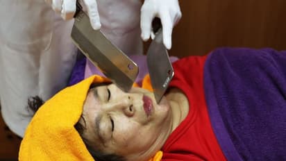 শরীর মনের একাধিক সমস্যার সমাধান, ভয়ঙ্কর 'নাইফ থেরাপি'-তে ঝুঁকছে একাধিক মানুষ