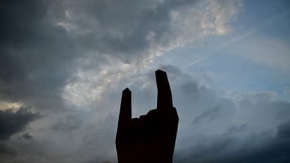 আঙুলের ভাঁজে ইতিহাসের ইঙ্গিত, জেনে নিন সাঙ্কেতিক চিহ্নের আসল অর্থ