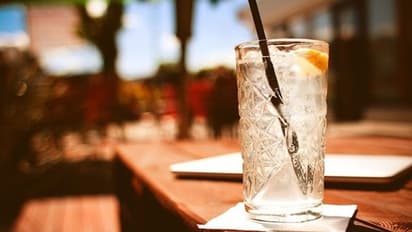 সুরাপ্রেমীদের জন্য সুখবর, মদের দাম কমাতে পারে মমতার সরকার