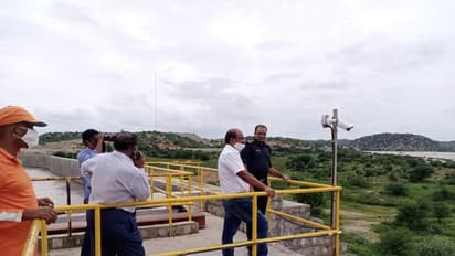 ರಾಯಚೂರು: ದ್ವೀಪದಲ್ಲಿ ಸಿಲುಕಿದವರ ಪರದಾಟ, ಡ್ರೋನ್ ಮೂಲಕ ಔಷಧಿ, ಅಗತ್ಯ ಸಾಮಗ್ರಿಗಳ ಪೂರೈಕೆ