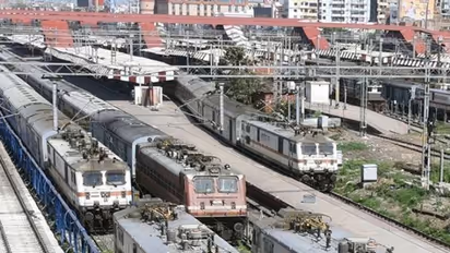 লকডাউনে বাতিল ট্রেন, এসএমএস না পেয়ে বৃষ্টিতে চরম ভোগান্তিতে যাত্রীরা