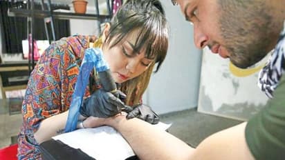 'ഭീഷണിയുണ്ട്, എന്നാലും ജോലി വിടാനാവില്ല'; കാബൂളിലെ ആദ്യ വനിതാ ടാറ്റൂ ആര്ട്ടിസ്റ്റ് പറയുന്നത്...