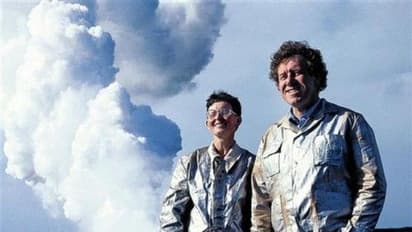 അഗ്നിപര്വ്വതങ്ങള്ക്കിടയില് ജീവിച്ച ദമ്പതികള്