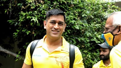 টিকিট ছিল বিজনেস ক্লাসের, তারপরও কেন ইকোনমি ক্লাস বসে আরব গেলেন ধোনি