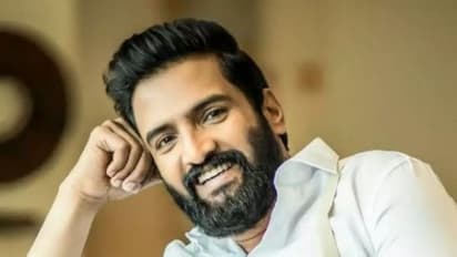 கிரிவலமாக வந்து பழனி முருகன் கோவிலில் சாமி தரிசனம் செய்த சந்தானம்