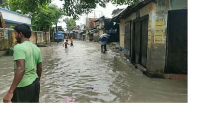 হিঙ্গলগঞ্জে ঢুকল ইছামতীর নোনা জল,  কোমর সমান জল বাজারে