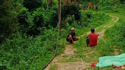 বাড়ি বাইরে বেরোতেই বিদ্যুৎপৃষ্ট, বেঘোরে প্রাণ গেল দম্পতির