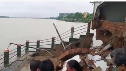 গঙ্গার ঘাটে আছড়ে পড়ল হড়পা বান, হুড়মুড়িয়ে পড়ল ঘাটের একাংশ