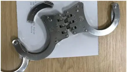 കൈവിലങ്ങ് ഉപയോഗിക്കുന്നതെങ്ങനെയെന്ന് കാണിച്ചു കൊടുത്തതാണ്; പൊലീസ് ഉദ്യോഗസ്ഥന് സംഭവിച്ചത്....