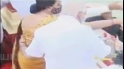 நடிகையின் இடுப்பை பிடித்த எடியூரப்பா... வைரலாகும் வீடியோ..!