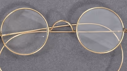 യുകെയിൽ ഗാന്ധിജിയുടെ കണ്ണട ലേലം ചെയ്തു; വിറ്റുപോയത് കോടികള്‍ക്ക്