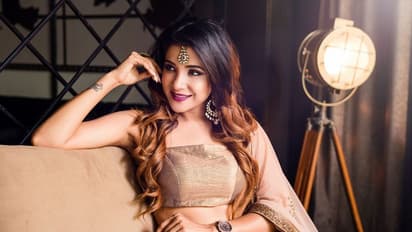 ஆண்கள் உடையை கூட விட்டு வைக்காமல் அட்ராசிட்டி பண்ணும் சாக்ஷி அகர்வால்..! அந்த கூத்தை நீங்களே பாருங்கள்..!