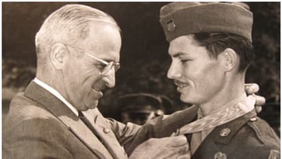 ഒരിക്കല്പ്പോലും തോക്കുപയോഗിക്കാതെ, ഒരാളെപ്പോലും വധിക്കാതെതന്നെ ധീരതയ്ക്കുള്ള പുരസ്കാരം നേടിയ ഒരു സൈനികന് 