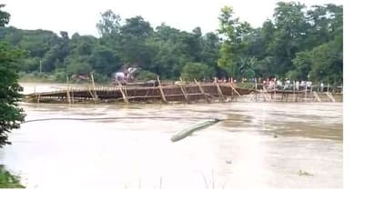 ঝুমি নদীতে হুড়মুড়িয়ে ভেঙে পড়ল সাঁকো, আতঙ্ক