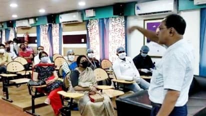 বাঁশের বেড়া দিয়ে করোনাকে আটকানো যাবে না,মানসিকতা নিয়ে প্রশ্ন খোদ ডাক্তারবাবুর