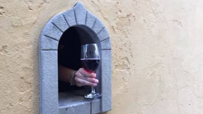 സാമൂഹികാകലം പാലിക്കാന് പണ്ടത്തെ 'വൈന് വിന്ഡോ'കള്; വീണ്ടും ഉപയോഗിക്കപ്പെടുന്നത് ഇങ്ങനെ