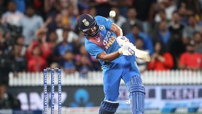 அந்த விஷயத்துல மத்தவன்லாம் வெத்து.. நான் தான்டா கெத்து..! சர்வதேச டி20 கிரிக்கெட்டில் ரோஹித் சர்மா அபார சாதனை