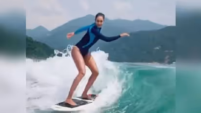 സര്ഫിംഗിനിടെ അടിതെറ്റി തിരയിലേക്ക് വീഴുന്ന ബോളിവുഡ് നടി; വീഡിയോ വൈറല്