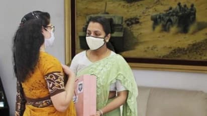 కల్నల్ సంతోష్ బాబు భార్యను సత్కరించిన ఆర్మీ