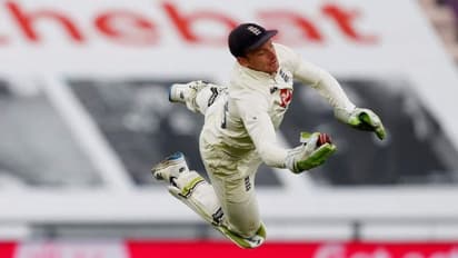 അവിശ്വസനീയം, ഇങ്ങനെയുമുണ്ടോ ഒരു പിടുത്തം..? അഫ്രീദിയെ പുറത്താക്കാന് ബട്ലറെടുത്ത ക്യാച്ച് കാണാം- വീഡിയോ