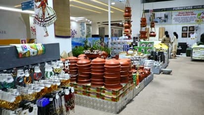 ഓണത്തെ വരവേല്ക്കാന് ഗള്ഫ് മലയാളികള്; ശ്രദ്ധേയമായി സഫാരി മാളിലെ ഓണച്ചന്ത