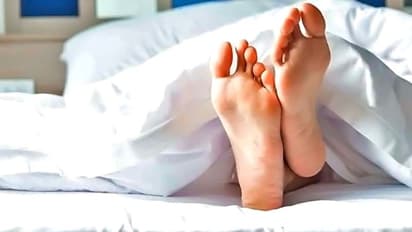 ಒಂದು ಕಾಲನ್ನು ಕಂಬಳಿಯಿಂದ ಹೊರಗಿಟ್ಟು ಮಲಗಿದ್ರೆ ಸೊಂಪಾಗಿ ನಿದ್ರೆ ಬರುತ್ತಾ? 
