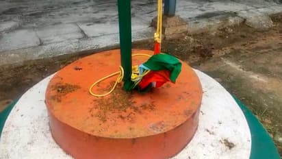 అవనిగడ్డ ఎమ్మార్వో ఆఫీసు వద్ద జాతీయ జెండాకు అవమానం (వీడియో)