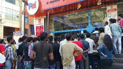 করোনায় মৃত্যু স্বামী, দেহ সৎকার করে ফিরে ছেলেকে খুন করে আত্মঘাতী স্ত্রী