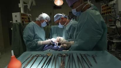 ప్రెషర్ కుక్కర్లో ఇరుక్కుపోయిన చిన్నారి తల.. ఆపరేషన్లో వైద్యులతోపాటు మెకానిక్