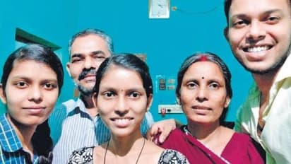 फीस भरने तक के नहीं थे पैसे...गरीबी को हरा मजदूर की बेटी ने यूनिवर्सिटी में किया टॉप, झूम उठा पूरा परिवार