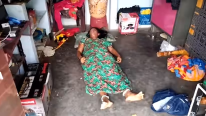 అక్రమ సంబంధమని అనుమానం: భార్యను చంపిన భర్త (వీడియో)