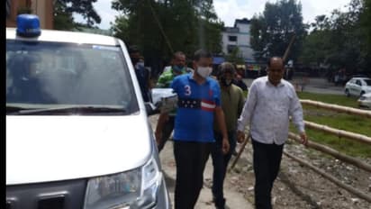 নিক্যাপের আড়ালে সোনা পাচারের চেষ্টা, হাতেনাতে ধরা পড়ল দুই পাচারকারী