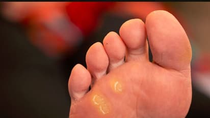 কী জাদু আছে, শুধু পায়ের ছবি বিক্রি করেই মাসে মাসে প্রায় ৩ লক্ষ টাকা উপার্জন এই ব্যক্তির