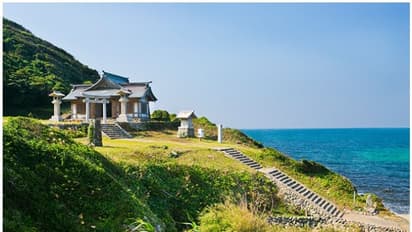 ജപ്പാനിലെ സ്ത്രീകള്ക്ക് വിലക്കുള്ള ക്ഷേത്രം, ദേശീയ നിധി സൂക്ഷിച്ചിരിക്കുന്ന ദ്വീപ്...