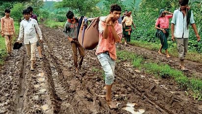 20 साल की दिव्यांग गर्भवती को गठरी की तरह कंधे पर उठाकर कीचड़ में भागे लोग