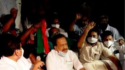 തീപിടിത്തം അന്വേഷിക്കണം; സെക്രട്ടേറിയേറ്റിന് മുന്നിൽ കുത്തിയിരുന്ന് ചെന്നിത്തലയുടെ പ്രതിഷേധം