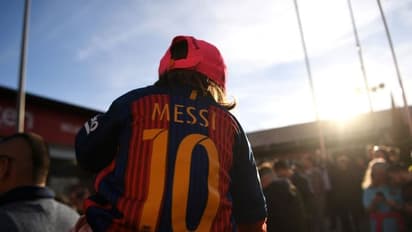 ബാഴ്സലോണ നഗരം മുഴുവന് മെസിക്ക് ഒപ്പം; തെരുവില് ബര്ത്തോമ്യുവിനെതിരെ പ്രതിഷേധം ശക്തം- ചിത്രങ്ങള്