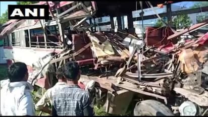 యూపీలో రోడ్డు ప్రమాదం: ఆరుగురు మృతి, 12 మందికి గాయాలు