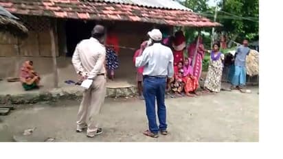 প্রেমিকা নাবালিকা হওয়ায় বিয়ে করতে রাজি নয় প্রেমিক, হিঙ্গলগঞ্জে প্রেমিকের বাড়িতে ধর্নায় বসল নাবালিকা